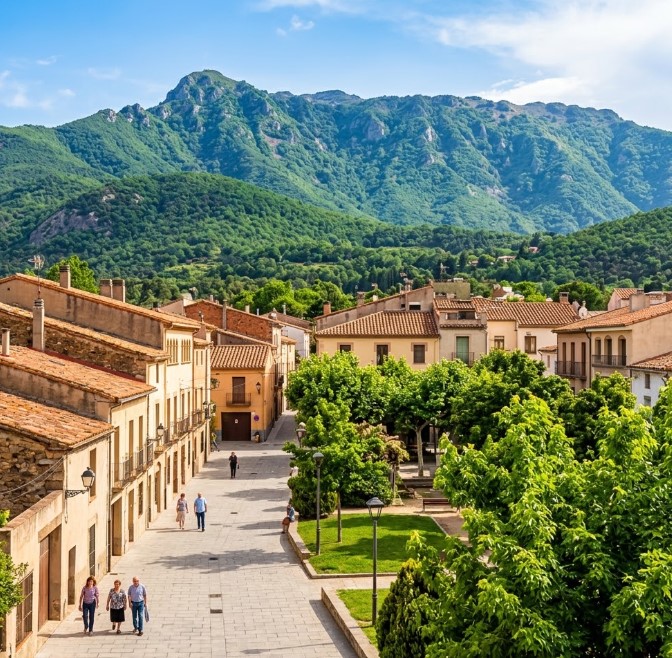 Vistas de las zonas peatonales, el casco antiguo y el majestuoso paisaje del Montseny en Palautordera